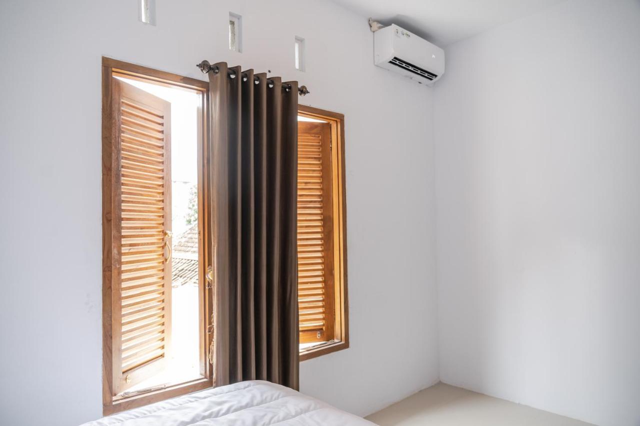 Azalia Homestay Джокьякарта Экстерьер фото