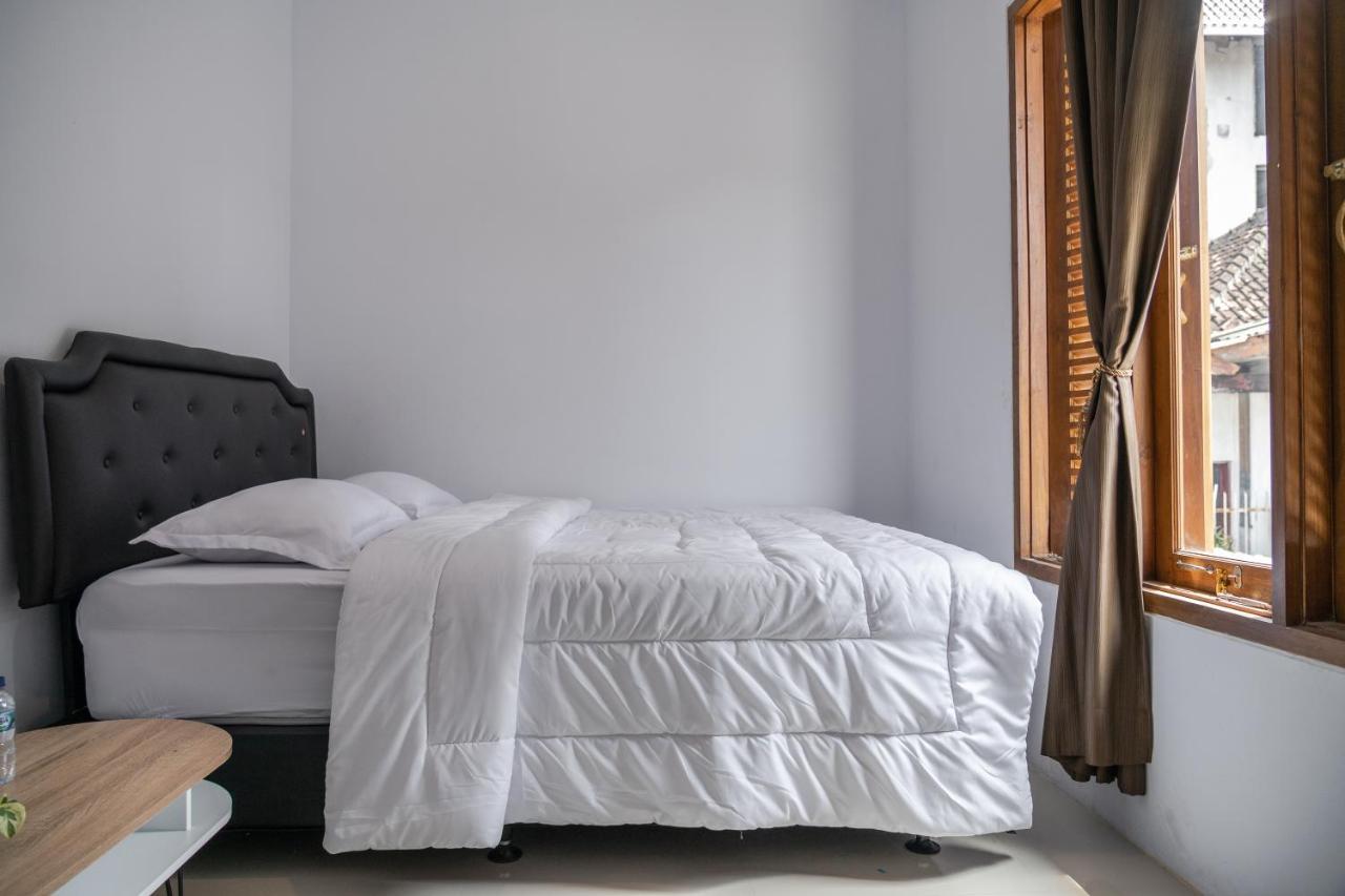 Azalia Homestay Джокьякарта Экстерьер фото