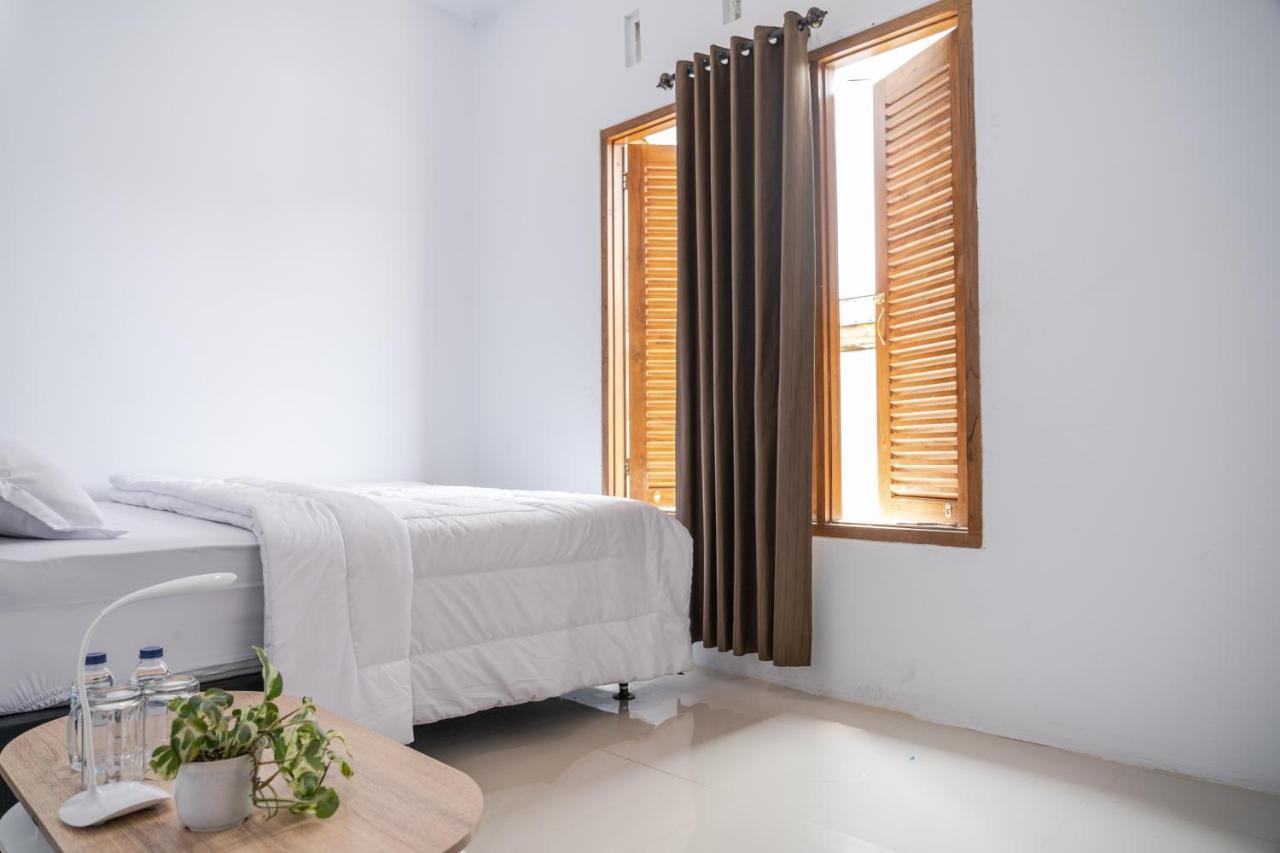 Azalia Homestay Джокьякарта Экстерьер фото